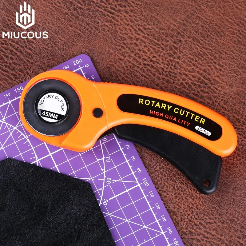 Лидер продаж, инструменты для резки оранжевой кожи с пластиковой ручкой, вращающийся резак 45 мм для ткани