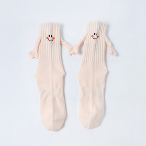 Chaussettes magnétiques pour chaussettes à tube moyen mignonnes et amusantes Chaussettes colorées main dans la main - Product Image 3