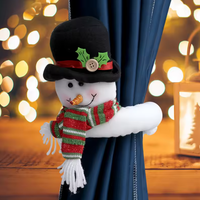 Venta al por mayor de bonitos sujetadores de cortinas de felpa navideños, muñecos de punto de Papá Noel y muñecos de nieve, sujetadores de ventanas, decoración del hogar para interiores, regalos