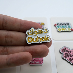 Op maat gegraveerde moderne letter zachte emaille metalen telefoon stickers pins badges voor medische liefde telefoon decoratie - Product Image 4