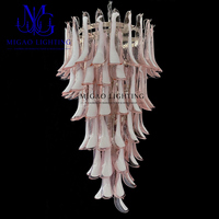 Lustre médiéval français, en verre de Murano fait main, à pétales superposés, dégradé rose-blanc, pour villa à plafond haut en duplex