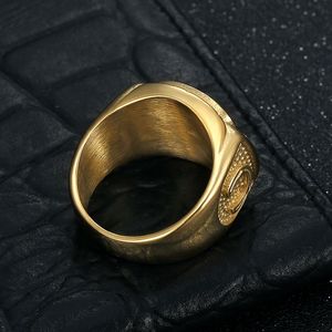yunnique Bague pour homme en acier inoxydable plaqué or avec incrustation de diamants et motif décoratif, idéale pour un cadeau - Product Image 4