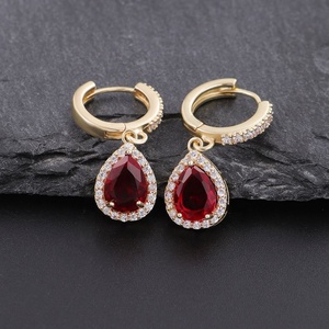 Boucles d'oreilles en forme de cœur pour femmes, en acier inoxydable plaqué or 14 carats, luxueuses, petites, tendance, personnalisées - Product Image 3