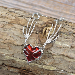 Collana in Stile Giapponese e Coreano con Diamante Rosso Scuro a Goccia d'Olio, Design Esagerato in Lega con Cuore Intrecciato - Product Image 3