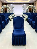 Housse de chaise de banquet en polyester avec jupe, non extensible, ajustée, pour la décoration d'hôtels, de mariages et d'événements