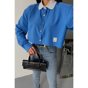 Haut court bleu pour femme avec col montant asymétrique blanc et détails en dentelle brodée, disponible en tailles XS à XL, style écossais formel - Product Image 4