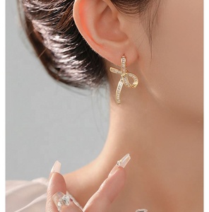Pendientes de Botón Geométricos de Plata de Ley 925 Chapados en Oro con Incrustaciones de Circonita, Diseño Versátil de Alta Gama con Lazo de Cinta, Personalizados para Mujer - Product Image 5
