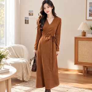 Vestido de punto marrón para mujer, estilo suéter cruzado, cuello en V, manga larga, línea A, maxi vestido con cinturón, para otoño - Product Image 5