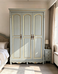 Armoire de luxe en bois massif avec finition dorée, 3 portes, panneaux courbes et base sculptée, pour chambre principale de style farmhouse - Product Image 1