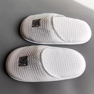 <span class=keywords><strong>Chaussons</strong></span> de luxe 5 étoiles blancs lavables avec semelle en mousse PU de 20 mm pour hôtel et <span class=keywords><strong>spa</strong></span>, personnalisables avec logo - Product Image 3