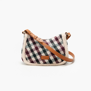 Bolso de Hombro de Mujer de Cuero PU con Diseño Coreano y Patrón de Letras, Cierre de Cremallera, Gran Capacidad, Impermeable y Portátil - Product Image 1