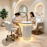 Table de Manucure de Luxe Ovale Crème avec Pieds Arqués Dorés, Tiroirs Cylindriques Cannelés, Lampe LED, pour Salon de Manucure, avec Chaise, Vente en Gros, OEM