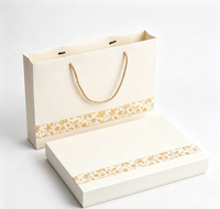 Boîte cadeau rigide de luxe avec sac en papier assorti, estampage floral doré, boîte d'emballage rigide personnalisée pour écharpe, châle, cadeau