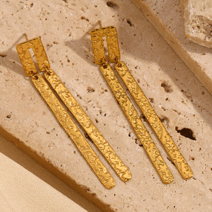 Boucles d'oreilles pendantes minimalistes en acier inoxydable martelé pour femme, motif rayé long, plaqué or 18 carats - Product Image 4