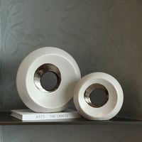 Flolenco Ornement de luxe rond doré, figurine décorative à motif blanc, sculpture artisanale en céramique pour décoration intérieure de bureau