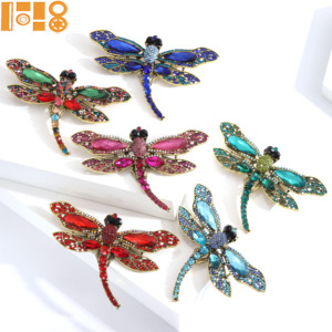 Nouvelle broche <span class=keywords><strong>libellule</strong></span> au design personnalisé en alliage et strass, accessoire vestimentaire polyvalent, vente en gros - Product Image 1