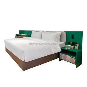 Cadre de lit d'hôtel King Size personnalisé OEM ODM pour suite d'hôtel, avec table de chevet intégrée et tête de lit, idéal pour hôtel économique et appartement - Product Image 1