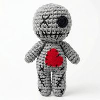 Poupée fantôme grise au crochet faite à la main, fantôme tricoté avec grimace et cœur, décoration d'Halloween, jouet fantôme en peluche, cadeau unisexe