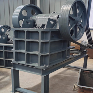 Trituradora de Mandíbulas de Alta Rigidez con Motor AC, Máquina Industrial Negra para Triturar Piedra - Product Image 1
