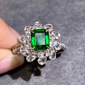 Anillo de Esmeralda Pakistaní con Diseño Floral de Lujo, Esmeralda Natural Verde Verdosa de 1.13CT, Anillo de Boda de Oro de 18K con Diamantes Incrustados - Product Image 1