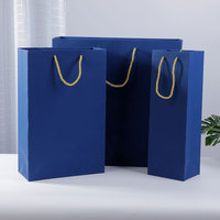 Sac cadeau personnalisé OEM en papier recyclé bleu roi, avec poignée en ruban et dorure à chaud, pour boutiques de détail