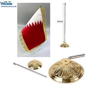 Bendera meja kecil dengan dudukan logam bendera Nasional Qatar