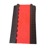 Nouvelle conception de protège-câble en plastique rouge et noir, avec verrouillage en caoutchouc, 5 canaux