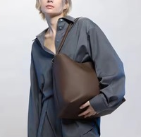 Sac à dos à langer personnalisé OEM en cuir végétalien imperméable, sac de maternité de luxe pour voyage, sac à couches portable avec 2 sangles pour poussette