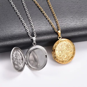 Collar con colgante de medallón de acero inoxidable con diseño floral tallado y apertura para fotos, para mujer, con marco para fotos, dijes, cadena, joyería de metal, regalo - Product Image 1