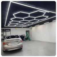 Plafonniers hexagonaux en nid d'abeille LED pour stations de lavage de voiture et ateliers de détail automatique Solutions d'éclairage de garage modernes