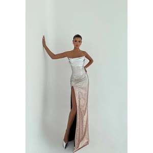 ชุดราตรีผ้าซาตินสีทองโทลอน ทรงเอไลน์ยาวถึงพื้น คอสูง ผ่าข้าง ไซส์พลัส XL ประดับเลื่อม เหมาะสำหรับงานพรอม - Product Image 2