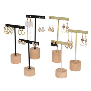 Présentoir à boucles d'oreilles en bois avec barre métallique pour le rangement et la présentation de bijoux, idéal pour la maison ou les marchés - Product Image 2