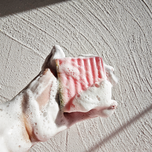 สบู่ทำความสะอาดจุดซ่อนเร้นสูตรอ่อนโยน ช่วยปรับสมดุลค่า pH ควบคุมกลิ่น และเพิ่มความชุ่มชื้น |   ส่วนผสมสมุนไพรออร์แกนิก |   อ่อนโยนแต่ทรงประสิทธิภาพสำหรับใช้ทุกวัน - Product Image 1
