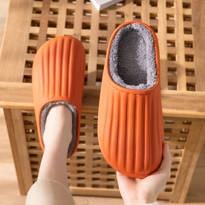 Nouvelles pantoufles décontractées d'extérieur pour femmes, style tendance, à bout fermé, avec semelle intérieure en peluche douce et chaude pour l'hiver, sabots pour dames - Product Image 3