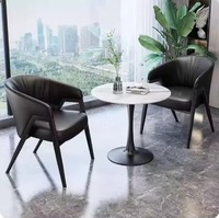 Chaise de salle à manger moderne rembourrée avec accoudoirs, dossier ouvert en forme de barillet, siège en cuir PU, pieds en métal pour la maison, le bureau et les salles à manger d'hôtel