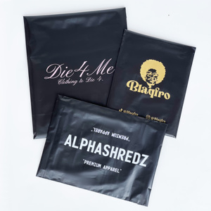 Bolsa de Envío Ecológica de Polietileno con Burbujas, Color Negro Mate, con Logotipo Dorado, para Ropa y Camisetas - Product Image 5