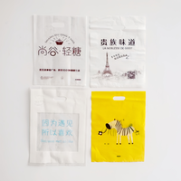 OEM sacs à provisions biodégradables de haute qualité pour magasin de vêtements sacs cadeaux épais en plastique personnalisés avec logo personnalisé pour chaussettes chaussures