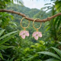 Boucles d'oreilles créoles Aloha style insulaire rose pastel émail fleur tropicale, en acier inoxydable durable, bijoux hawaïens pour femme