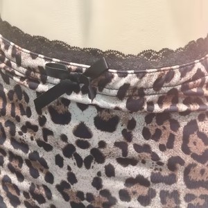 Ensemble deux pièces décontracté et tendance pour femme : short moulant en dentelle patchwork et pantalon imprimé léopard, tricoté, respirant et écoresponsable - Product Image 4