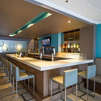 Ensemble table et tabourets de bar design moderne et chaleureux pour restaurants et hôtels, avec dessin 3D/CAD gratuit, table haute de bar durable
