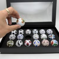 Coffret Cadeau Commémoratif des Matchs de Football Mondiaux de 1970 à 2022 avec Porte-clés Mini Ballon de Football en PU et Ballons de Football