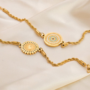 Bracelet à breloques tournesol en acier inoxydable plaqué or 18 carats, bijou unisexe, accessoire de mode - Product Image 2