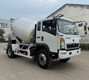 Camion malaxeur à béton SINOTRUK HOWO de 5 mètres cubes à haute capacité avec moteur haute puissance de 4L, couleur blanche - Product Image 1