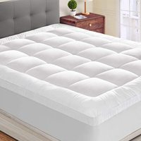 Oreiller en plumes de canard en peluche et doux à usage hôtelier Topper de lit matelassé et plié pour un sommeil semblable à un nuage