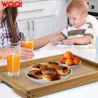 WOQI Plateau de rangement écologique en bambou avec pieds pliants, parfait pour une utilisation avec un ordinateur portable dans le salon.
