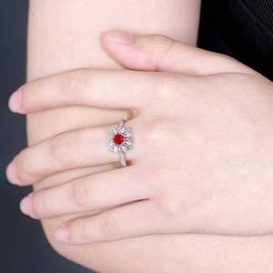 Anillo Halo con Rubí de Mozambique Sin Calentar, Oro Blanco de 18K con 28 Diamantes de 0.44ct, Gema Central de 0.58ct, Joyería Elegante para Mujer - Product Image 5