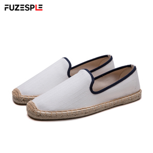 Chaussures minimalistes pour hommes, style slip-on blanc avec bordure <span class=keywords><strong>bleu</strong></span> <span class=keywords><strong>marine</strong></span>, dessus en toile durable, <span class=keywords><strong>espadrilles</strong></span> décontractées en jute tissé - Product Image 1