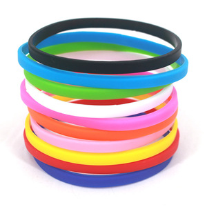 Pulsera de abanico de silicona delgada colorida en blanco con logotipo personalizado - Product Image 1