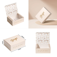 Boîte cadeau de boulangerie personnalisée beige à couvercle rabattable avec logo en feuille d'or et motif de pain imprimé à l'intérieur pour l'emballage de macarons, biscuits et pâtisseries