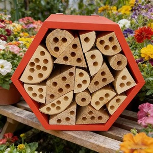 Hotel per Insetti in Legno Massello Eco-Friendly con Design Esagonale e Gancio per Appendere, Rifugio per Api Solitarie e Coccinelle da Giardino - Product Image 2